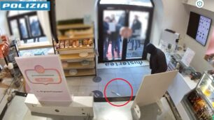 Il baby rapinatore nel negozio