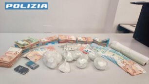 La droga e il denaro sequestrati a Vimercate