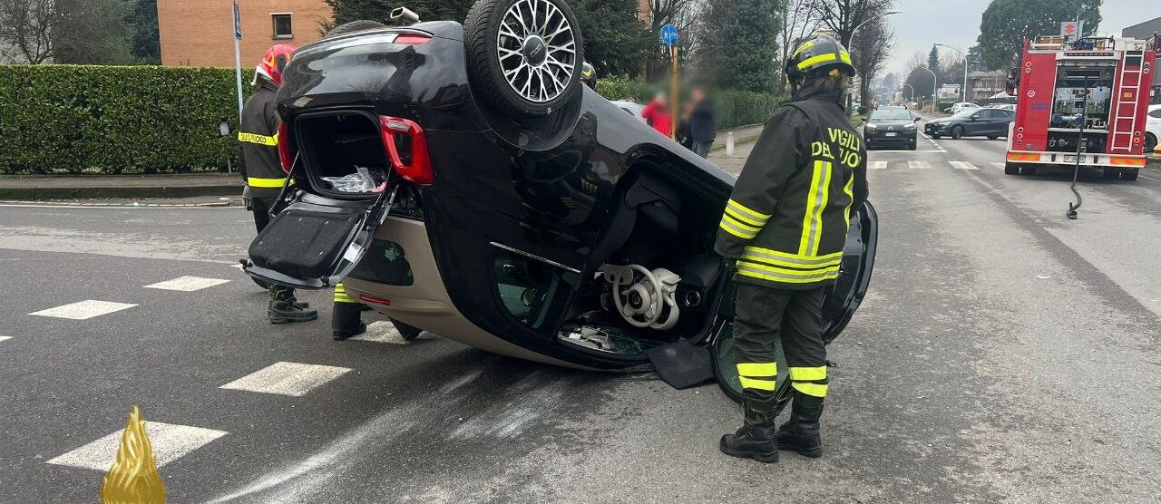 L'auto ribaltata in via Cadore a Seregno