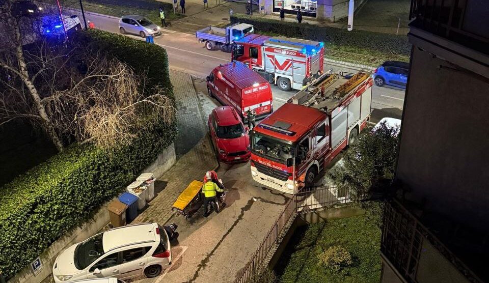 I vigli del fuoco in viale dei Mille a Limbiate