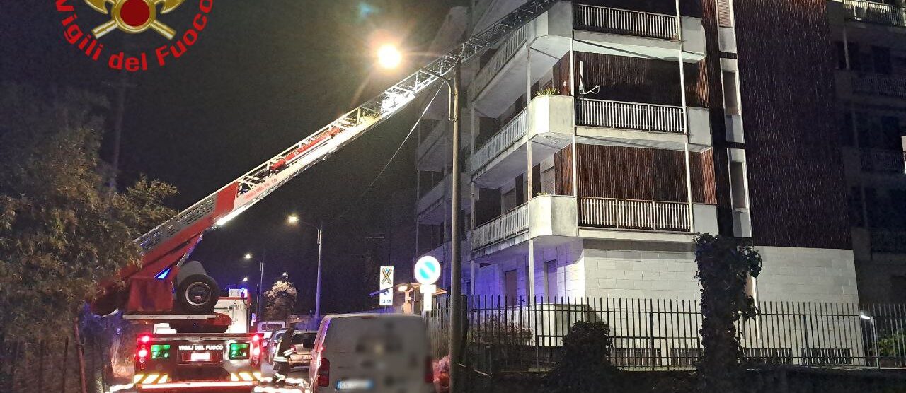I vigili del fuoco in via Gondar a Monza