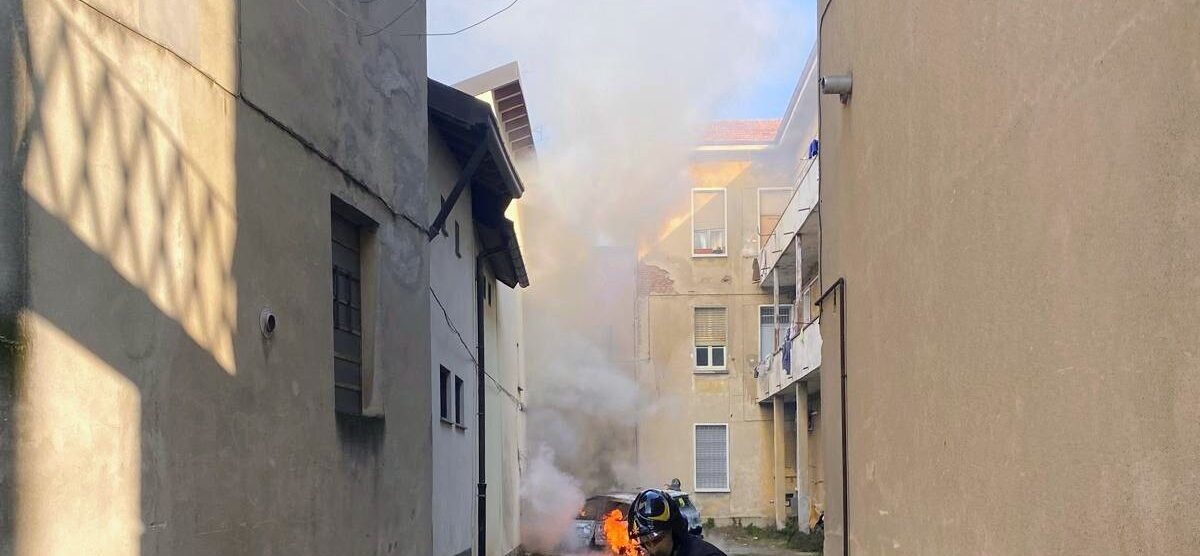 I vigili del fuoco a Sovico, sullo sfondo le auto in fiamme