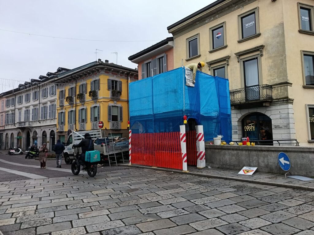 Monza Ponte dei leoni inizio lavori statua danneggiata a capodanno