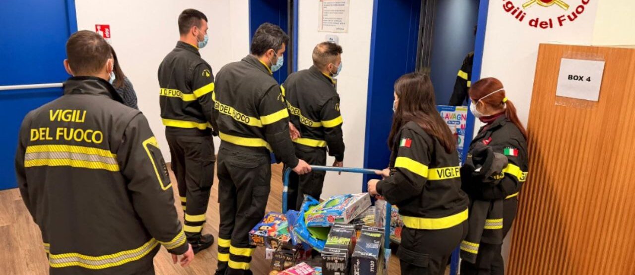 I vigili del fuoco con i doni all'ospedale San Gerardo