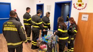 I vigili del fuoco con i doni all'ospedale San Gerardo