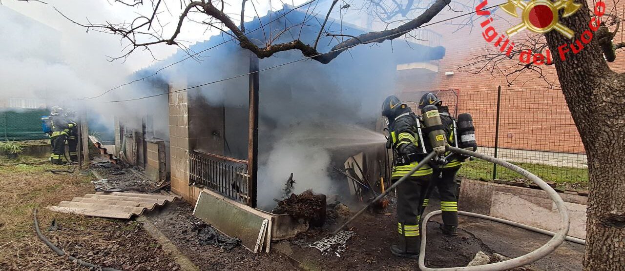 Il capanno degli attrezzi interessato dall'incendio a Concorezzo