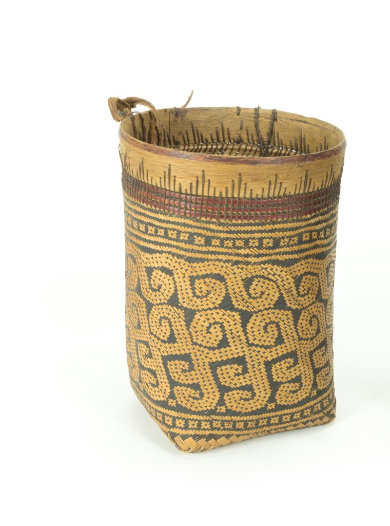 Cesto di fibre vegetali