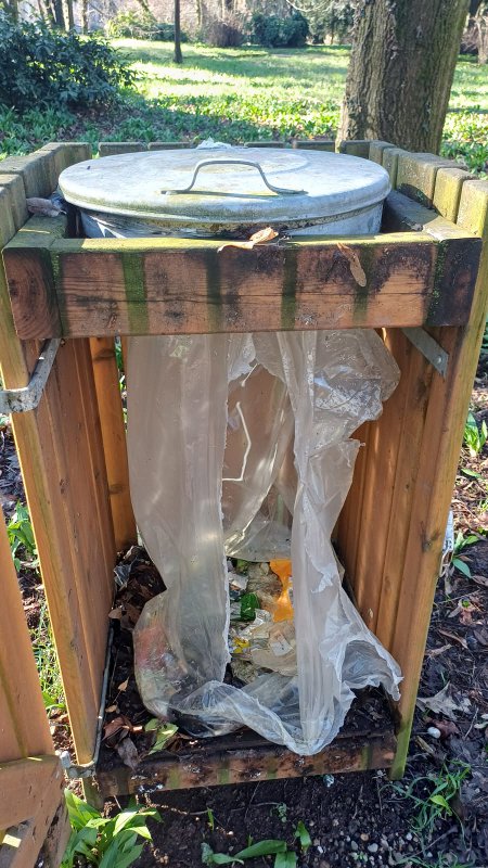 Monza Reginaldo sacchetto rotto per liberare oca