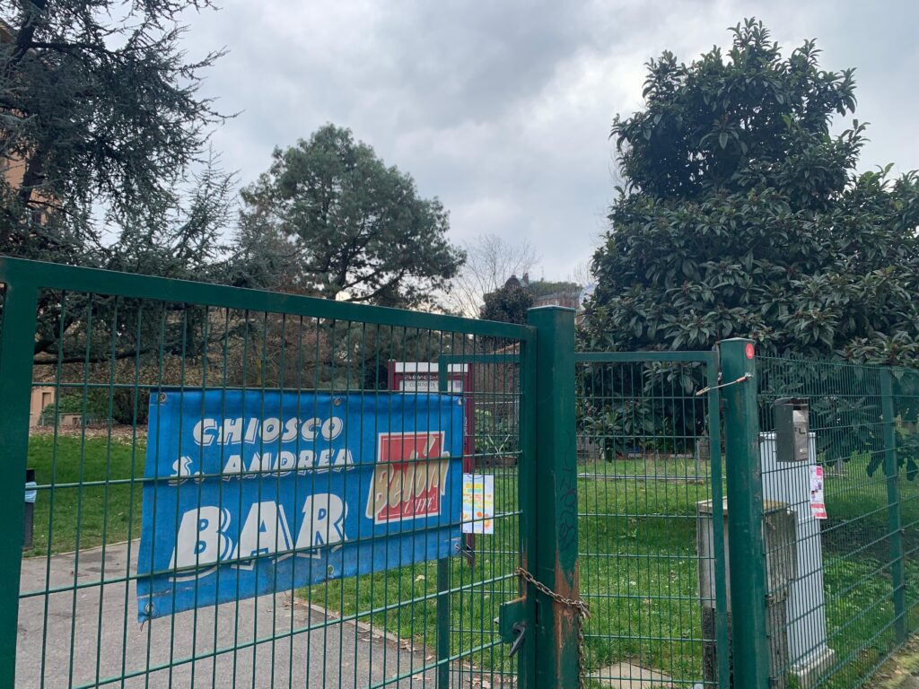 Monza chiosco via Sant'Andrea esterno