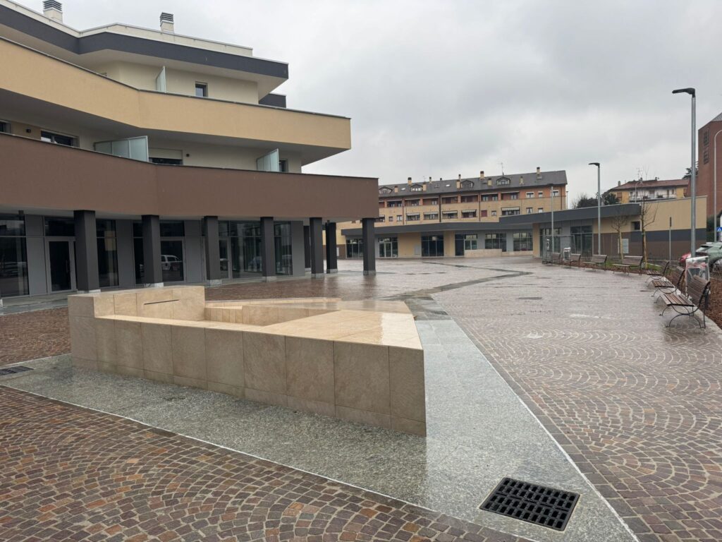 Monza piazzetta tra Messa e Giordani