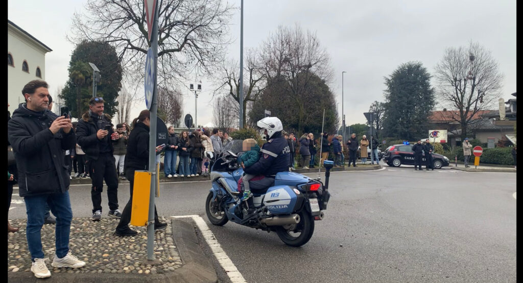 Olimpiadi MIlano Cortina fiaccola Lesmo bimbo polizia