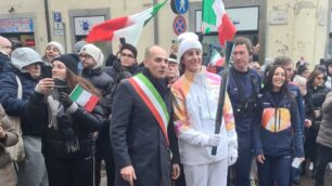 Olimpiadi MIlano Cortina fiaccola Meda Raffaella Masciadri tedofora e sindaco Santambrogio