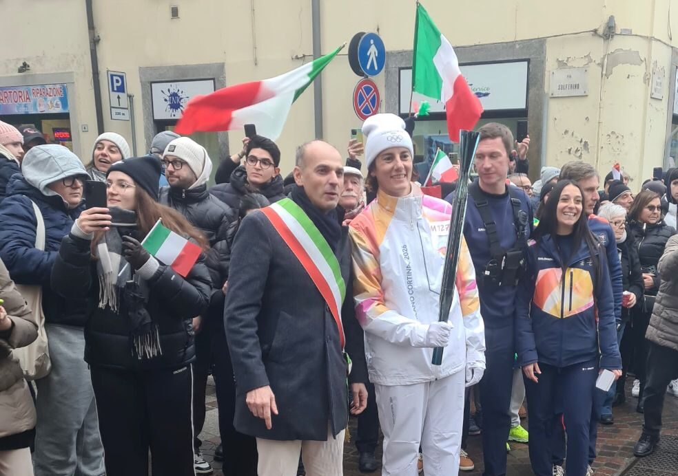 Olimpiadi MIlano Cortina fiaccola Meda Raffaella Masciadri tedofora e sindaco Santambrogio