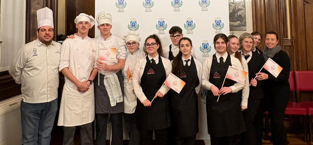 Olimpiadi fiaccola a Monza studenti InPresa foto di gruppo