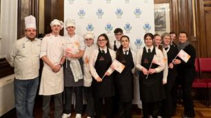 Olimpiadi fiaccola a Monza studenti InPresa foto di gruppo