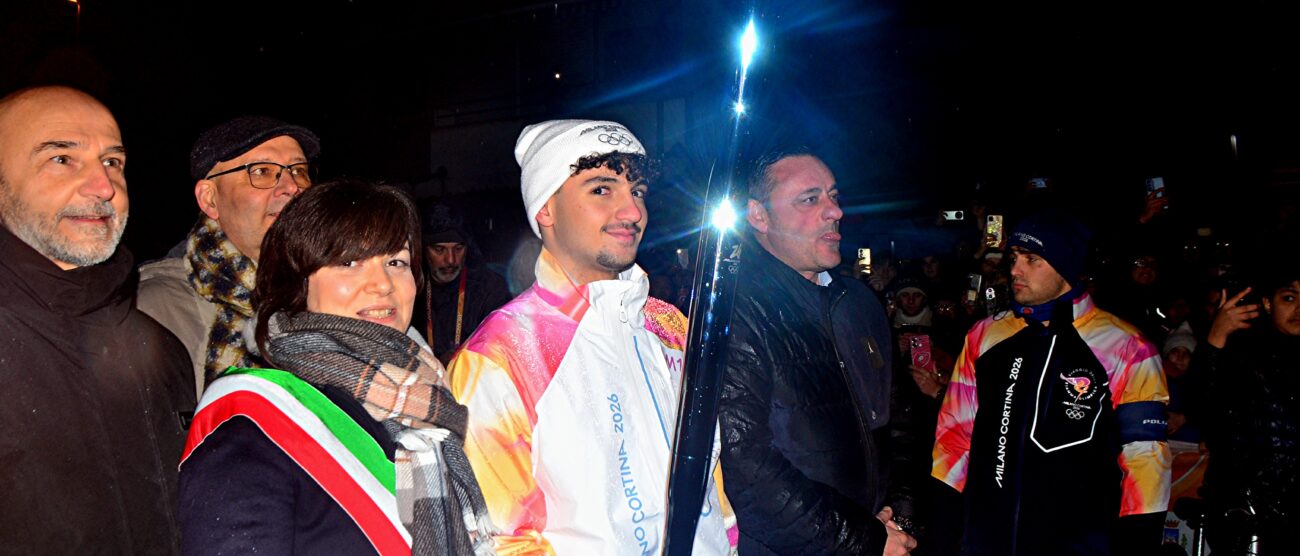 Olimpiadi fiaccola lissone assessori e sindaco con primo tedoforo