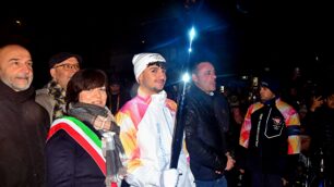 Olimpiadi fiaccola lissone assessori e sindaco con primo tedoforo