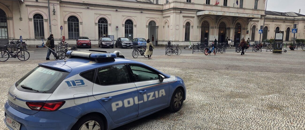Poliziotti davanti alla stazione di Monza