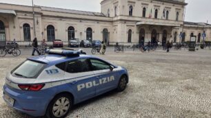 Poliziotti davanti alla stazione di Monza