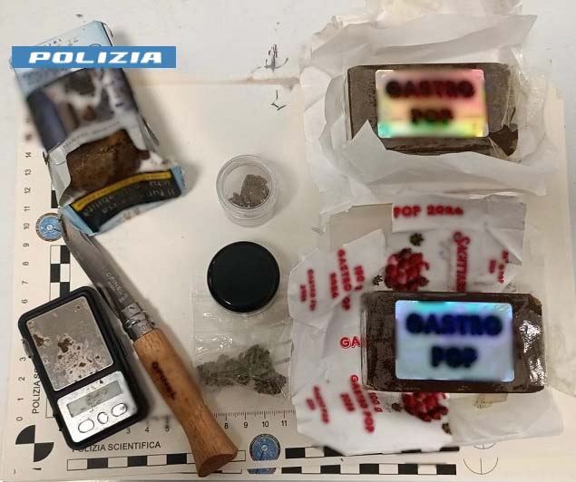 La droga trovata nell'auto che ha portato all'arresto di un 19enne di Pessano