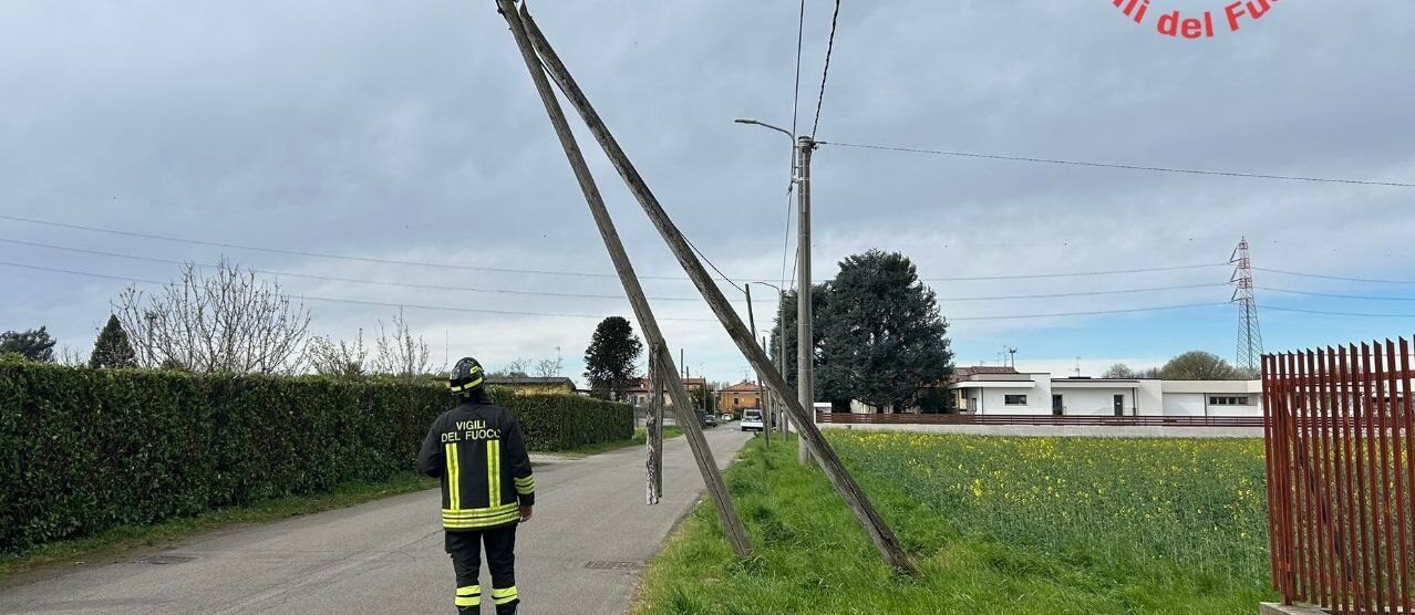 Uno degli interventi dei vigili del fuoco per gli effetti del forte vento in Brianza