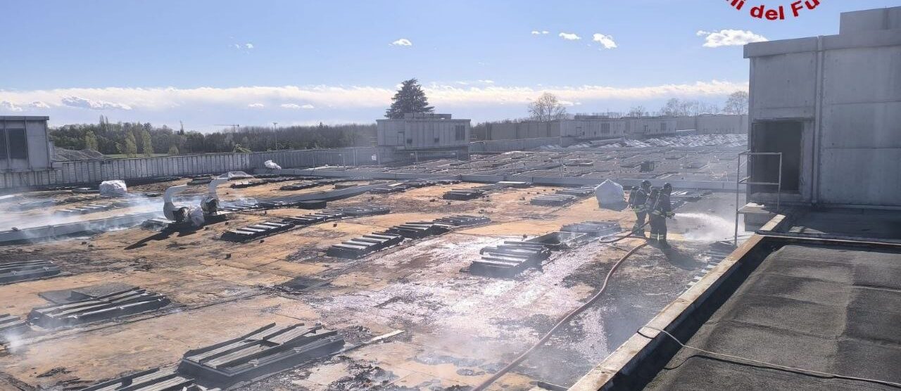 I vigili del fuoco sul tetto del capannone a Vimercate