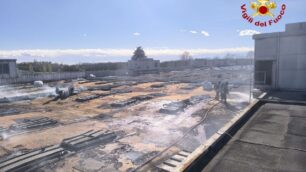 I vigili del fuoco sul tetto del capannone a Vimercate