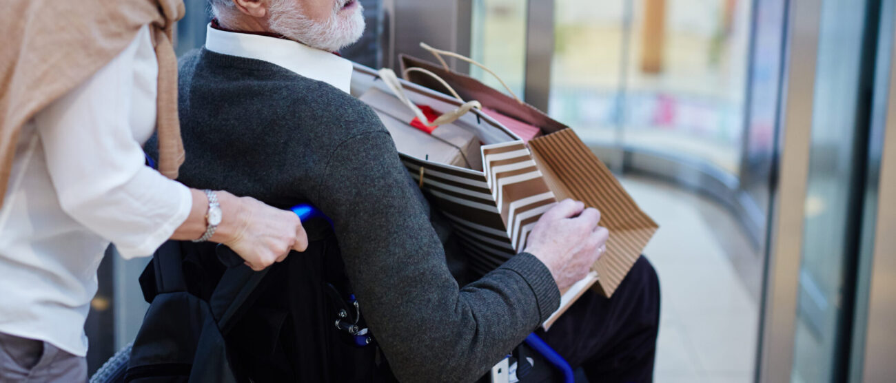 Senior woman taking care of her aAscensore marito moglie barriere architettoniche - foto Freepik
