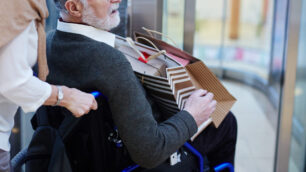 Senior woman taking care of her aAscensore marito moglie barriere architettoniche - foto Freepik