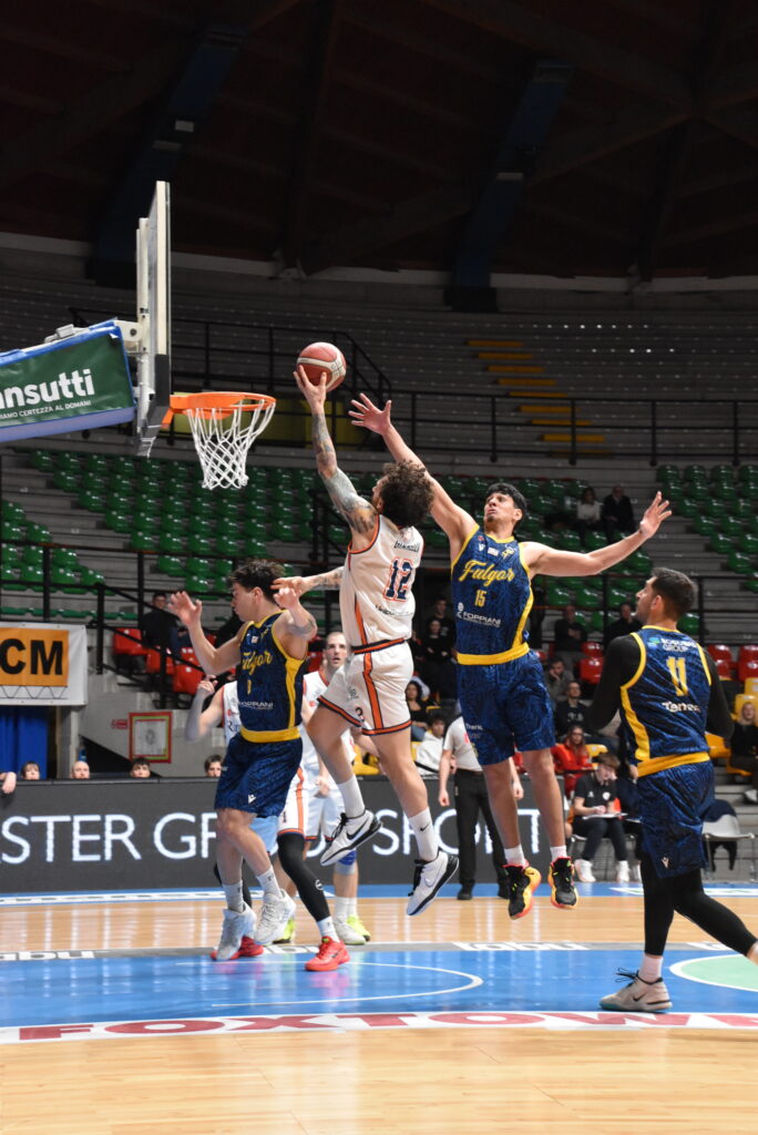Basket Rimadesio azione Leoni