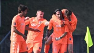 Calcio Renate Andrea Delcarro festeggiato dai compagni