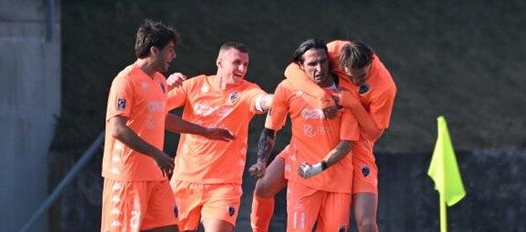 Calcio Renate Andrea Delcarro festeggiato dai compagni