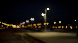 Lampioni luci strada black out luce sicurezza - foto Freepik