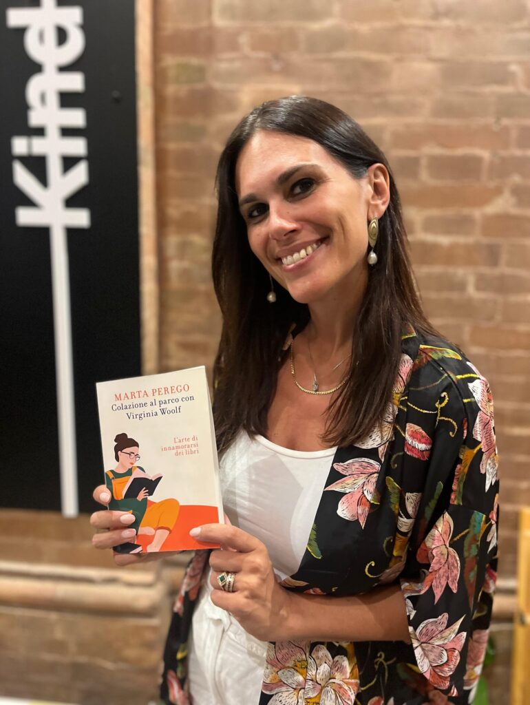 Marta Perego con libro - foto da Facebook