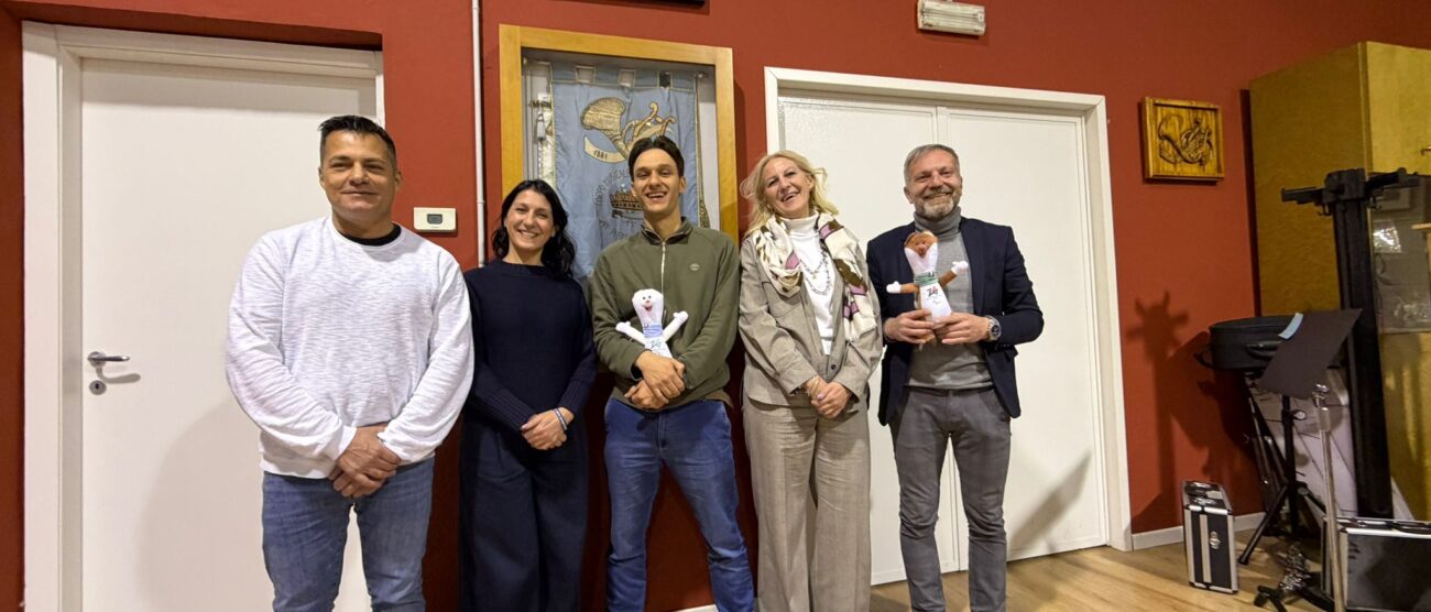 Seveso Sampietrino 2026: l'assessore Mastrandrea, il sindaco Borroni, Giulio Gianni, il vicesindaco Iannotta, l'assessore Zuliani con le mascotte Milo e Tina