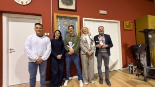 Seveso Sampietrino 2026: l'assessore Mastrandrea, il sindaco Borroni, Giulio Gianni, il vicesindaco Iannotta, l'assessore Zuliani con le mascotte Milo e Tina