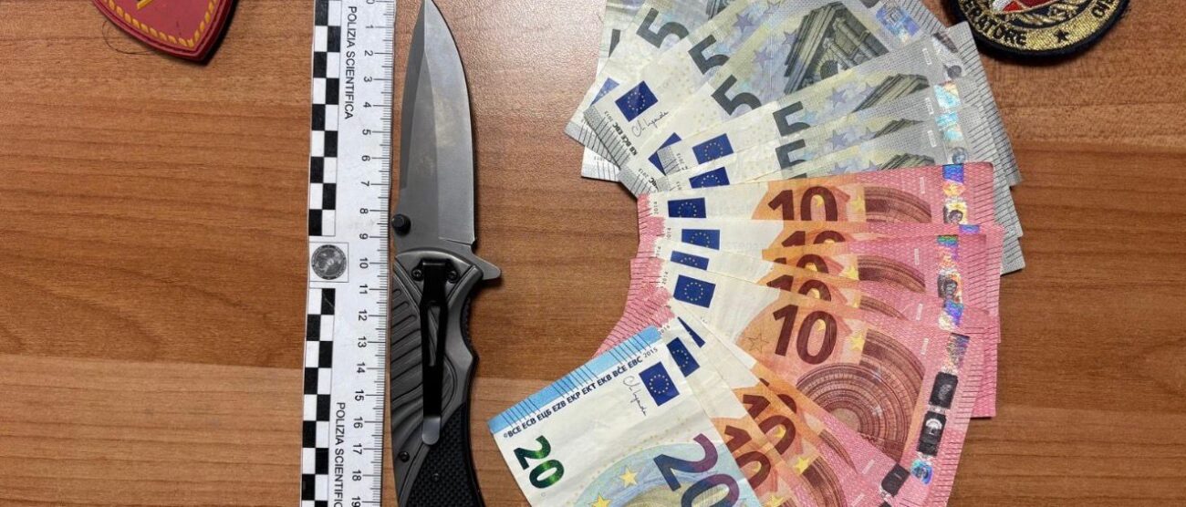Il coltello e il denaro sequestrati al 18enne dalla Polizia di Monza