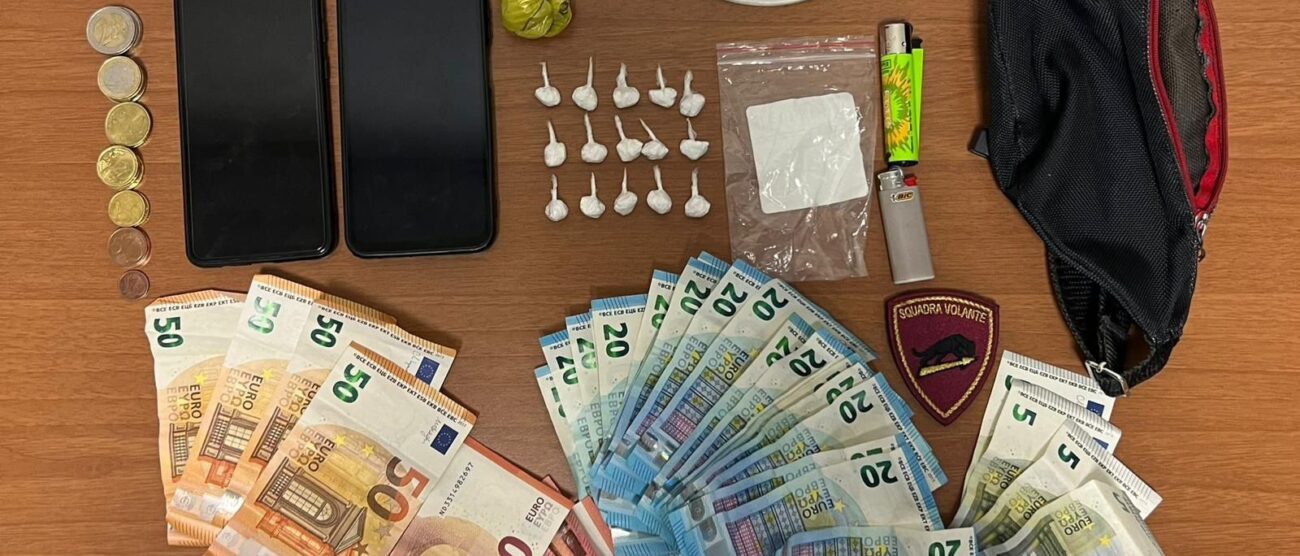 La droga e i contanti sequestrati dalla Polizia