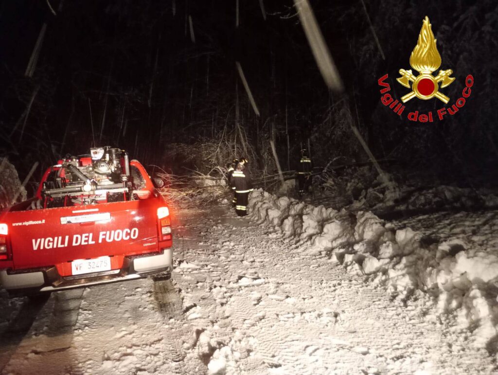 I vigili del fuoco di Monza e Brianza per la nevicata sopra a Varese