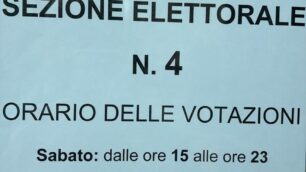 Il cartellone con il refuso al seggio di Triuggio