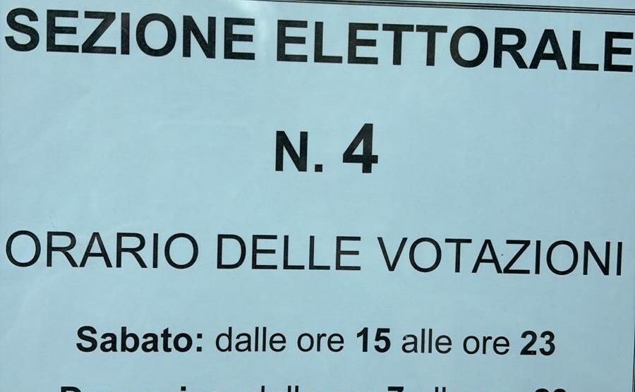 Il cartellone con il refuso al seggio di Triuggio