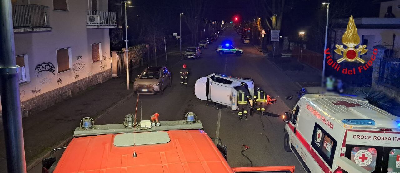 L'auto ribaltata in viale Romagna
