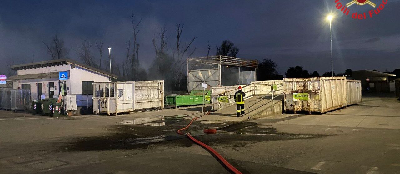 I vigili del fuoco alla piattaforma ecologica di Seregno