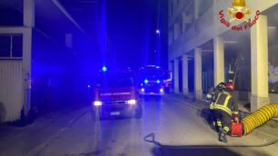 I vigili del fuoco in azione a Meda