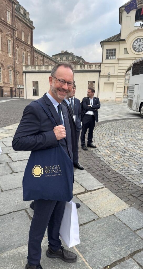 Laurent Salomé, direttore del Museo nazionale delle Reggia di Versailles e Trianon, con la borsa marchiata Reggia di Monza