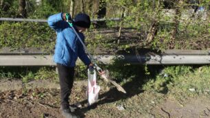 Seveso Lorenzo a 10 anni raccoglie rifiuti