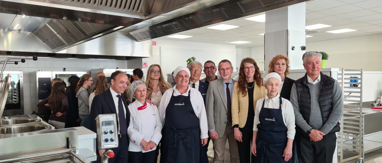 Monza nuovo centro cottura comunale foto di gruppo con sindaco