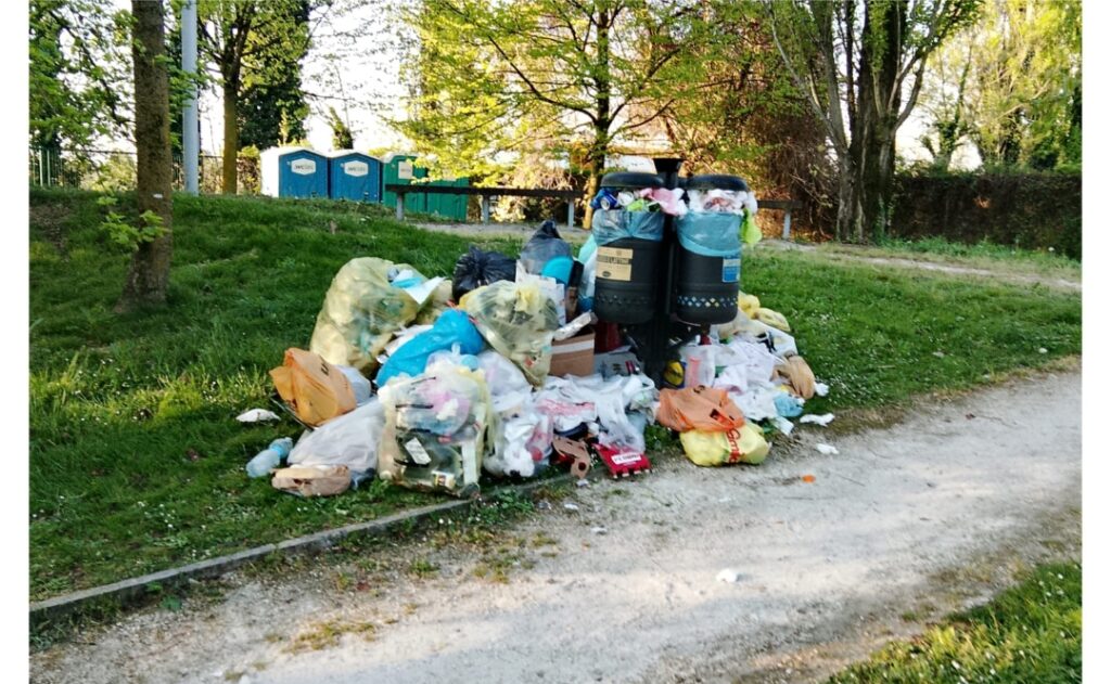 Monza pasquetta Boscherona sacchi di rifiuti