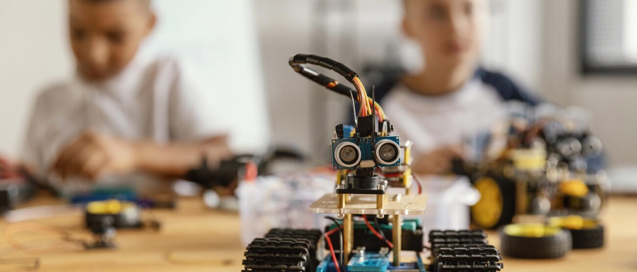 Scuola robotica stem bambini - foto Freepik