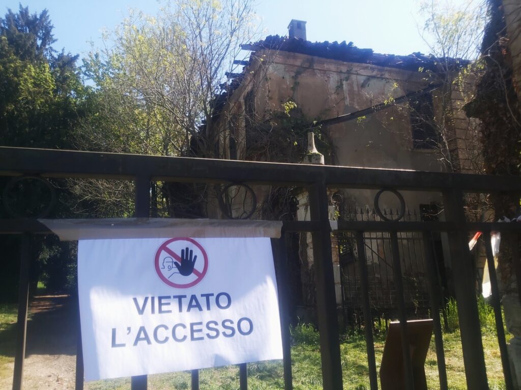 Senago Villa Sioli dopo incendio accesso vietato e danni